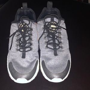 Gray/cream Nike air huarache